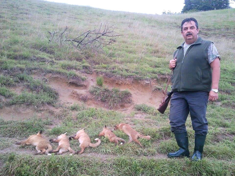 Vânător sibian pus la zid de iubitorii de animale după uciderea a cinci pui de vulpe. Dan Muntean: Poza e veche de 15 ani, a apărut din dușmănie