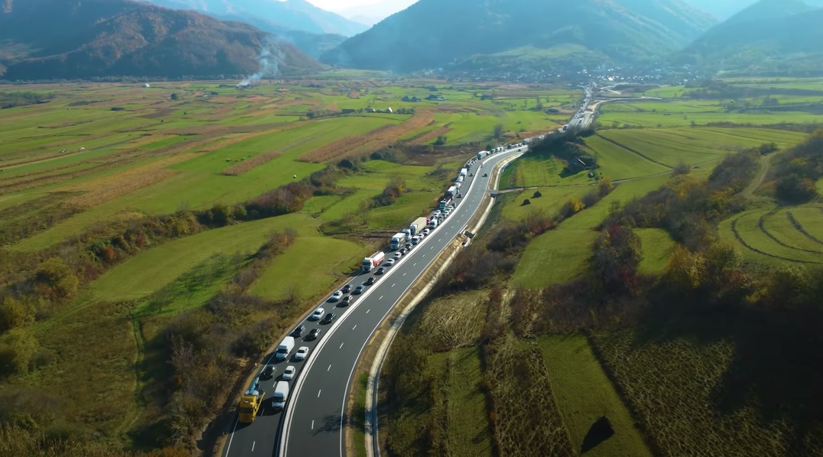 Studiul care stă în spatele deciziei de a opri traficul greu pe Valea Oltului, în week-end: Circulă în medie până la peste 63 de mii de mașini zilnic