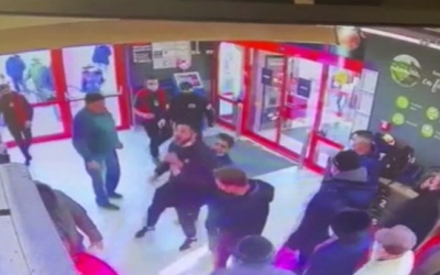 VIDEO-Bătaie într-un magazin din Buzău, declanșată de un tânăr care a refuzat să poarte mască