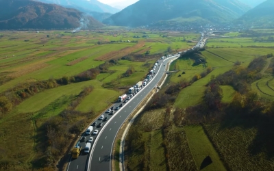 Studiul care stă în spatele deciziei de a opri traficul greu pe Valea Oltului, în week-end: Circulă în medie până la peste 63 de mii de mașini zilnic