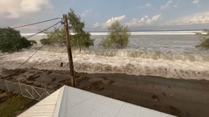 VIDEO-Un tsunami a lovit Tonga, după erupția unui vulcan subacvatic