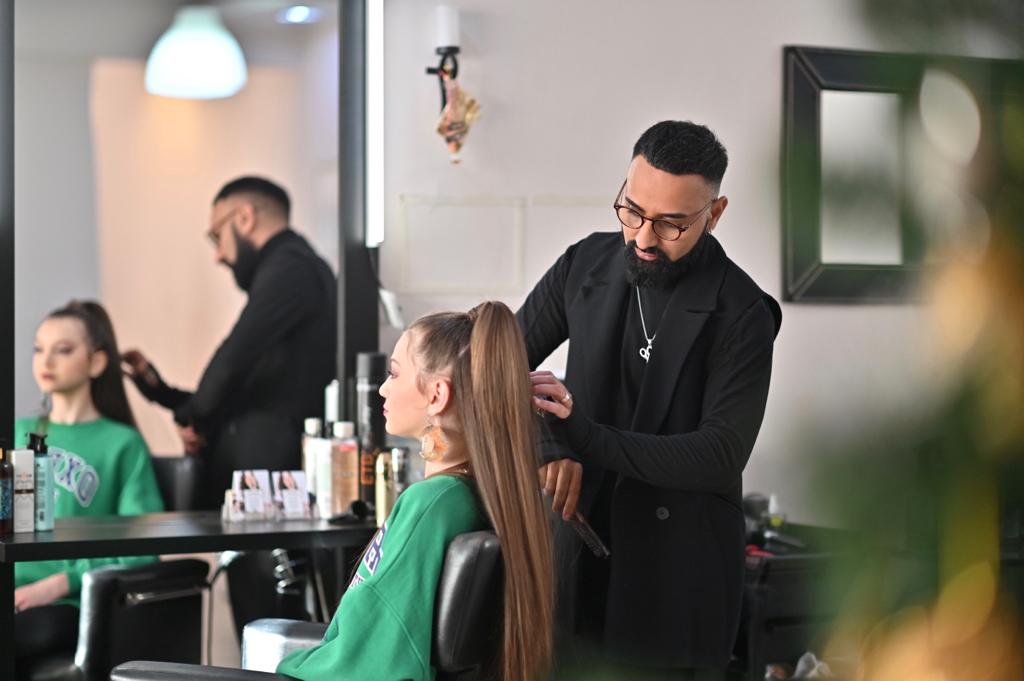De la frizer în Hosman, la cântăreț și stilist cu prezentări de modă la New York. „Niciodată nu mi-a fost rușine să spun că sunt de la țară”