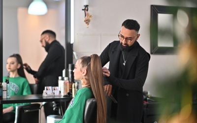 De la frizer în Hosman, la cântăreț și stilist cu prezentări de modă la New York. „Niciodată nu mi-a fost rușine să spun că sunt de la țară”