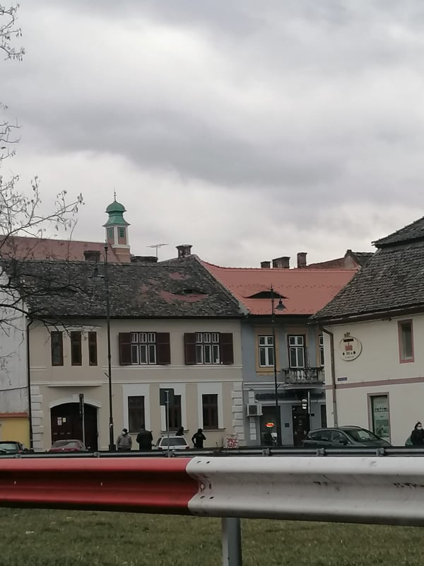 Amenințarea cu bombă de pe 9 Mai, falsă. Polițiștii îl caută pe cel care a sunat la 112