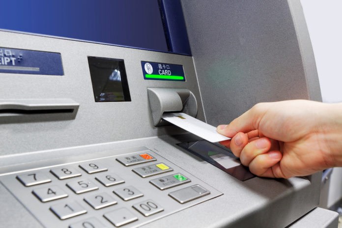 Bancomat pe bulevardul Mihai Viteazu măsluit de hoți. O femeie și-a dat seama când a rămas fără bani
