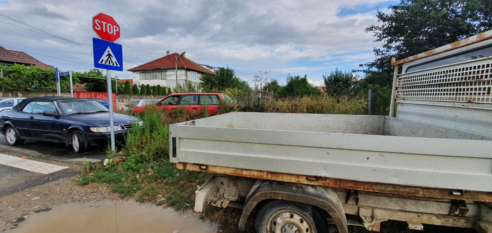 Proprietarii mai multor mașini abandonate, somați de Primărie să le revendice. În caz contrar, acestea vor fi ridicate