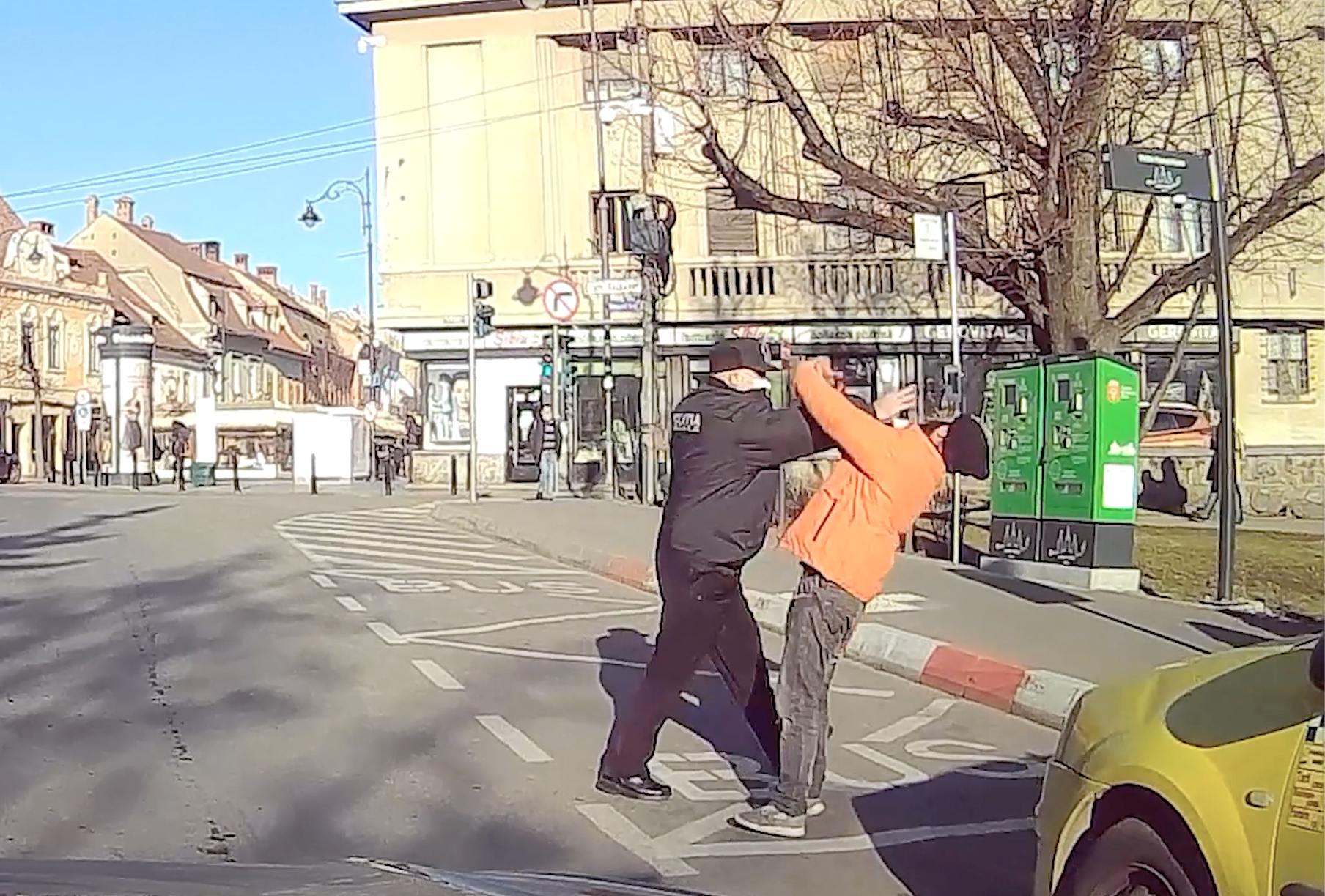 Primăria: cerșetorul bătut de un polițist local e cunoscut violent. ”Nedorit și regretabil incident” VIDEO