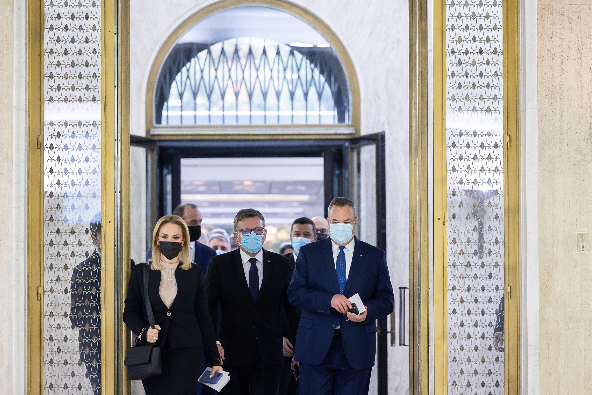 Miercuri, în sedința de guvern: încă o zi liberă. Se vrea ca de Ziua Națională românii să treacă direct în week-end
