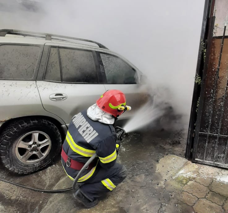 O mașină a luat foc în mers, la Agârbiciu. Cauza: alternatorul defect