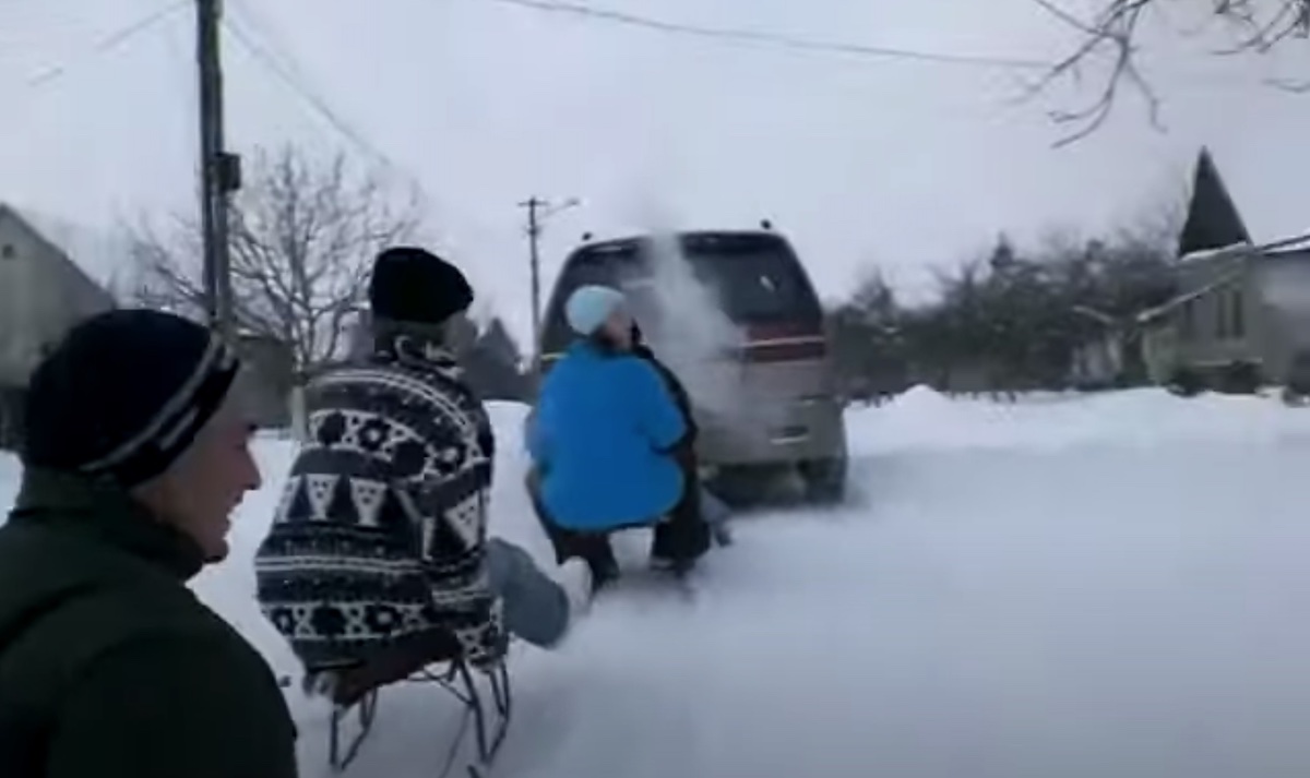 Copii trași cu sania de o mașină, accidentați de un alt autoturism. Au ajuns la spital