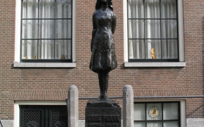 Investigaţia care a descoperit identitatea persoanei bănuite de trădarea Annei Frank este criticată de istorici