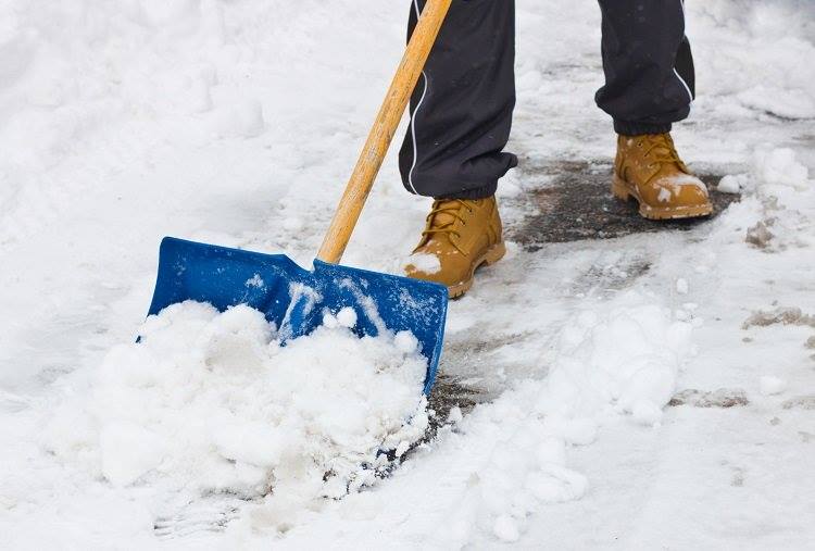Prelata unei terase din Sinaia s-a prăbușit peste clienți, sub greutatea zăpezii. Trei turiști au ajuns la spital, între care un copil