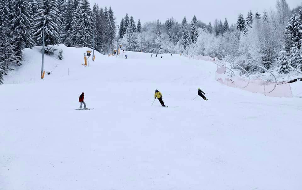 Harghita: Cartelă unică de acces pentru 12 pârtii de schi din şase zone diferite ale judeţului