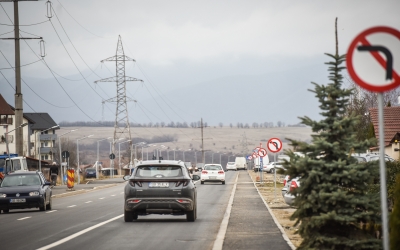 Cel puțin trei șoferi sunt amendați zilnic, pentru că încalcă linia continuă de pe Calea Cisnădiei