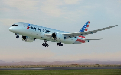 Un avion care zbura de la Miami spre Londra s-a întors la jumătatea distanţei, după ce o pasageră a refuzat să poarte mască