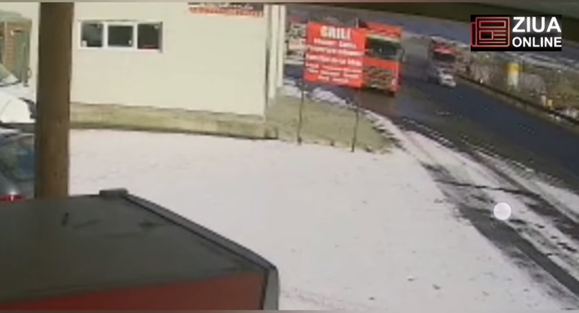 VIDEO Accidentul grav de vineri, de la Boița, surprins de o cameră de supraveghere