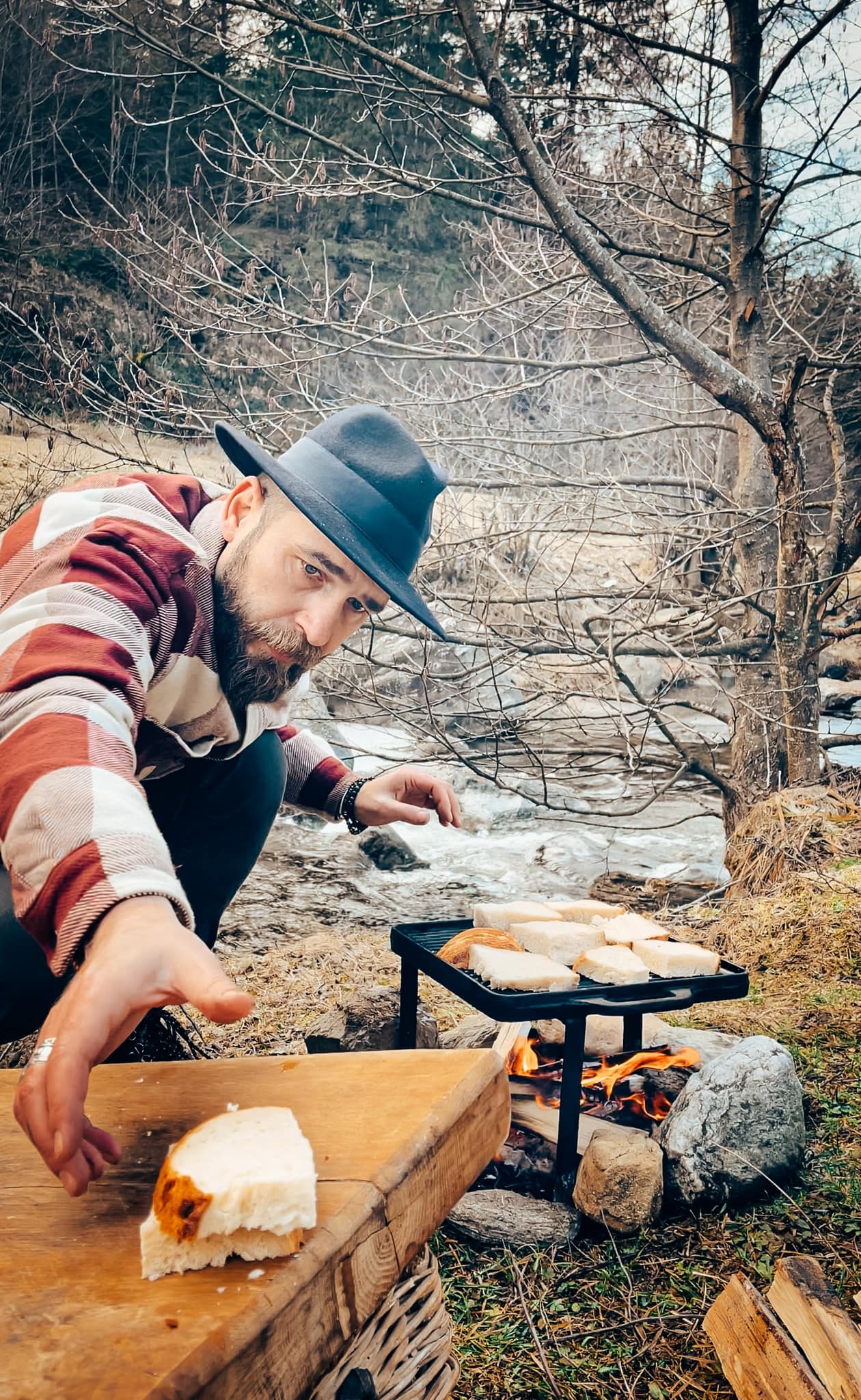 Wild Cooking. Proiectul unui sibian care gătește în natură: mă bucur nespus că sunt atât de mulți oameni care apreciază partea asta simplă și cu gust a vieții