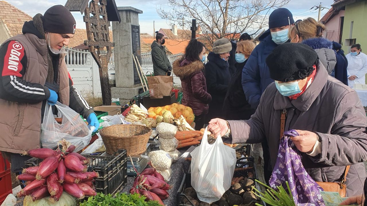 Proiectul „Piața Volantă din curtea Bisericii” se extinde. Producătorii sibieni se întâlnesc duminică la biserica din Șelimbăr