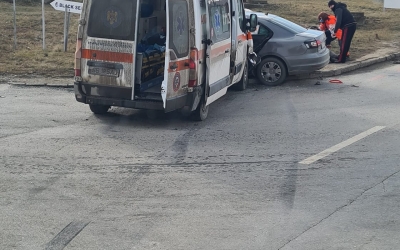 Ambulanță implicată într-un accident. Șoferul a rămas fără permis