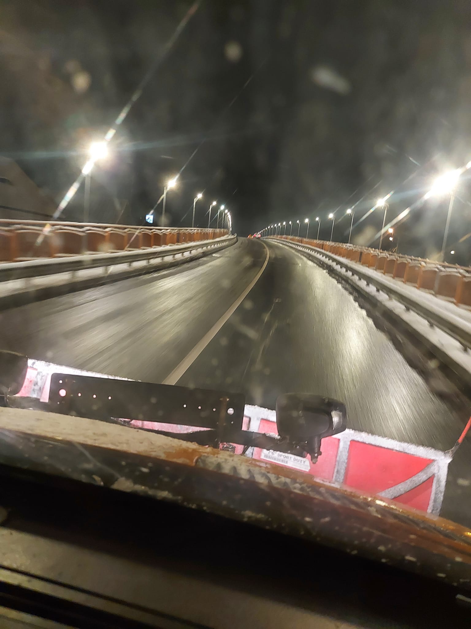 Primăria Sibiu: echipele de deszăpezire au lucrat toată noaptea. Sibienii au obligația de a curăța trotuarul din fața casei sau a blocului