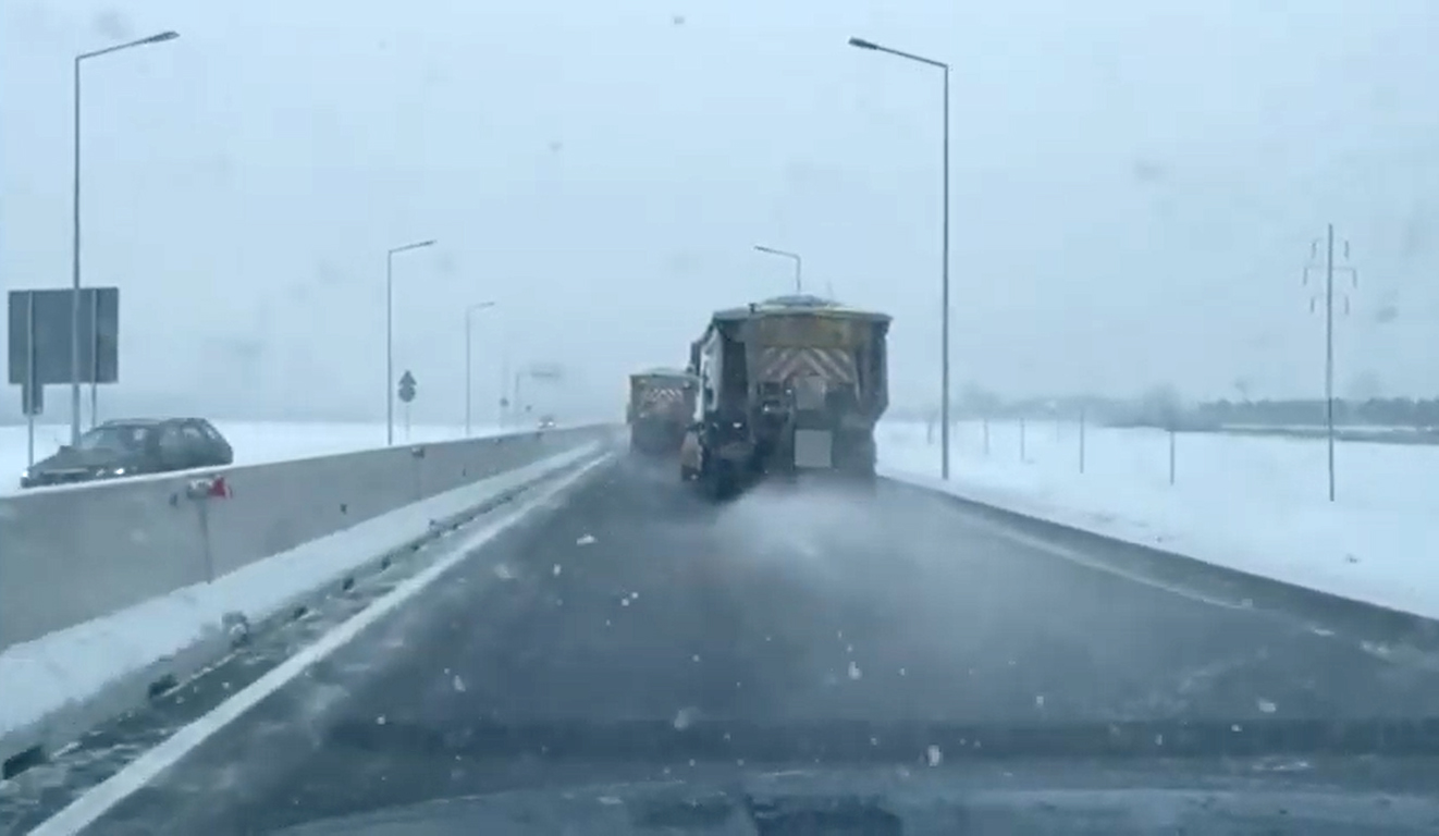 VIDEO  Ninge pe arii extinse în centrul țării. 150 de utilaje intervin pentru curățarea zăpezii de pe drumurile naționale și autostrăzi