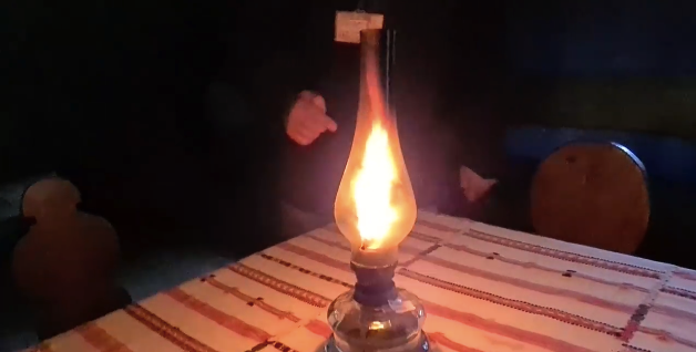 VIDEO Lămpile cu gaz au ajuns mai repede la oierii din Mărginime. „Astfel de lămpi au fost la început un lux, mai ales pentru orășeni”