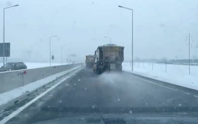 VIDEO  Ninge pe arii extinse în centrul țării. 150 de utilaje intervin pentru curățarea zăpezii de pe drumurile naționale și autostrăzi