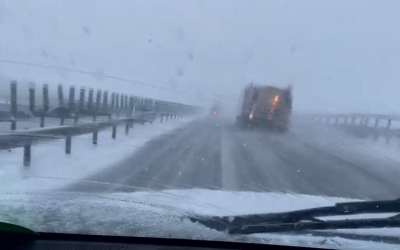 VIDEO Atenție, șoferi! Viscol pe A1 în județul Sibiu. Ninge și pe DN 1 și pe Valea Oltului