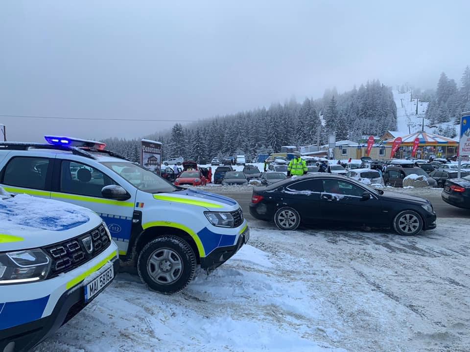 Șoseaua spre Păltiniș este acoperită parțial cu zăpadă, dar este deschisă și se circulă. Starea drumurilor