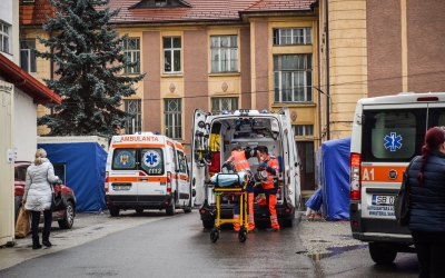 Peste 350 de cazuri noi și două decese la Sibiu, în ultimele 24 de ore