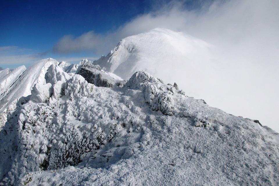 Risc mare de avalanșe în Munții Făgăraș. Stratul de zăpadă depășește 2,1 metri la Bâlea Lac