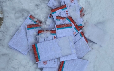 Reacția E.ON la teancul de facturi aruncate în zăpadă, în centrul Sibiului. Recomandări pentru cei care le așteptau în poștă