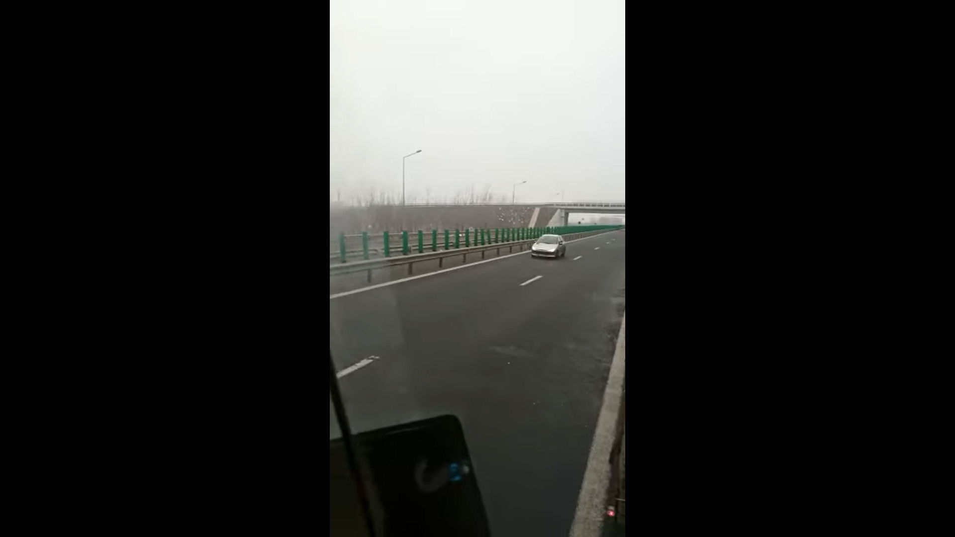 VIDEO Tânără din Arad amendată de poliţişti după ce a fost filmată pe contrasens pe autostrada Nădlac-Deva. A rămas și fără permis pentru 60 de zile
