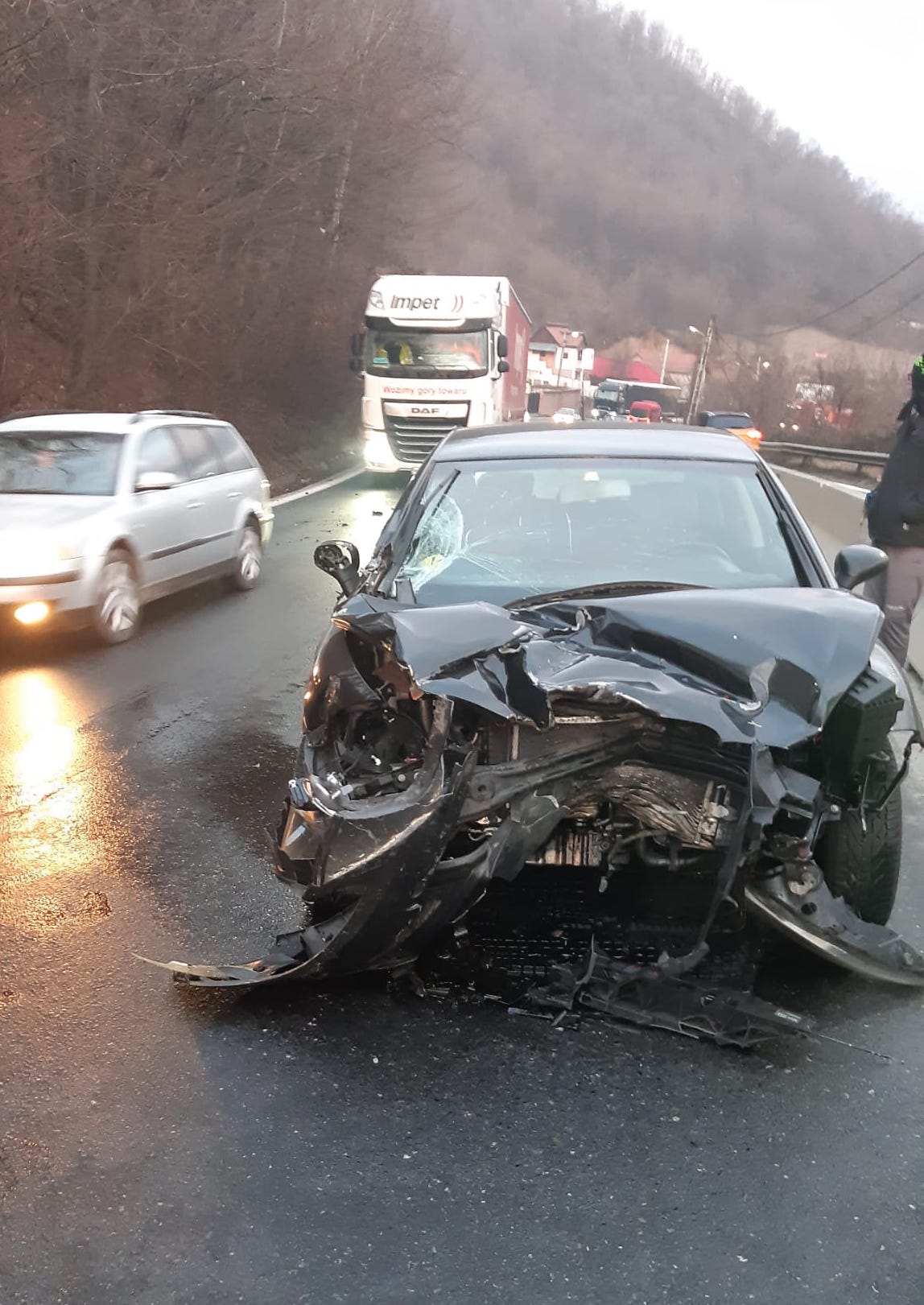 Coliziune între o mașină și un TIR, în apropiere de Vâlcea. Se circulă greu dinspre Sibiu