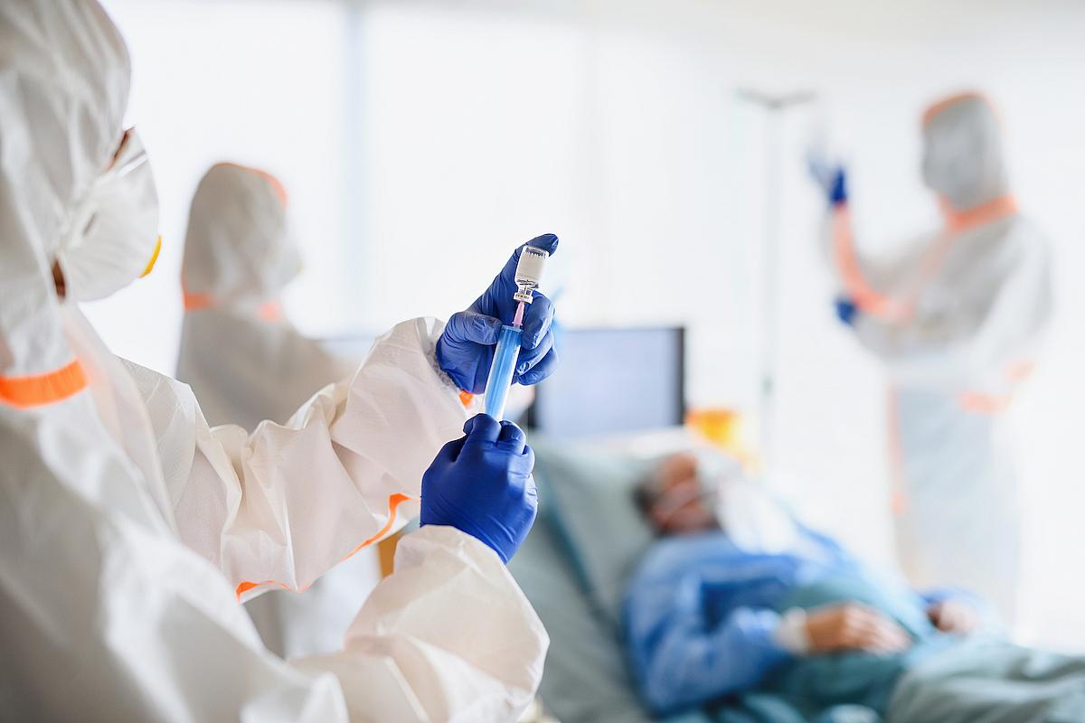 Cu ce sunt tratați bolnavii COVID în spitalele din Sibiu: „E un tratament cu multe medicamente