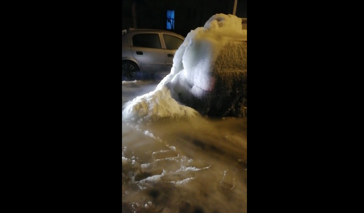 Un sibian și-a găsit mașina sub un strat gros de gheață, în urma unei avarii Apă Canal