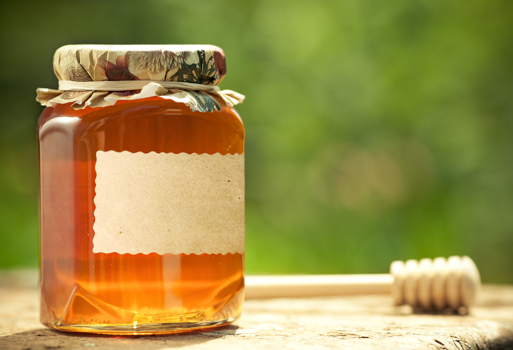 Apelul unui apicultor sibian: Trebuie să creștem prețul la miere, altfel vom fi eliminați de pe piață de siropuri și făcături ieftine!