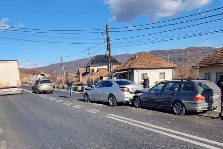 Accident cu trei mașini implicate, pe Valea Oltului. Două persoane sunt rănite