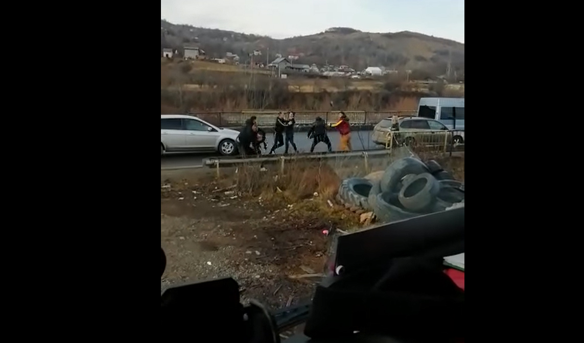 VIDEO Bătaie în trafic, pe Valea Prahovei, între trei șoferi. Unul dintre ei nu ar fi dat prioritate