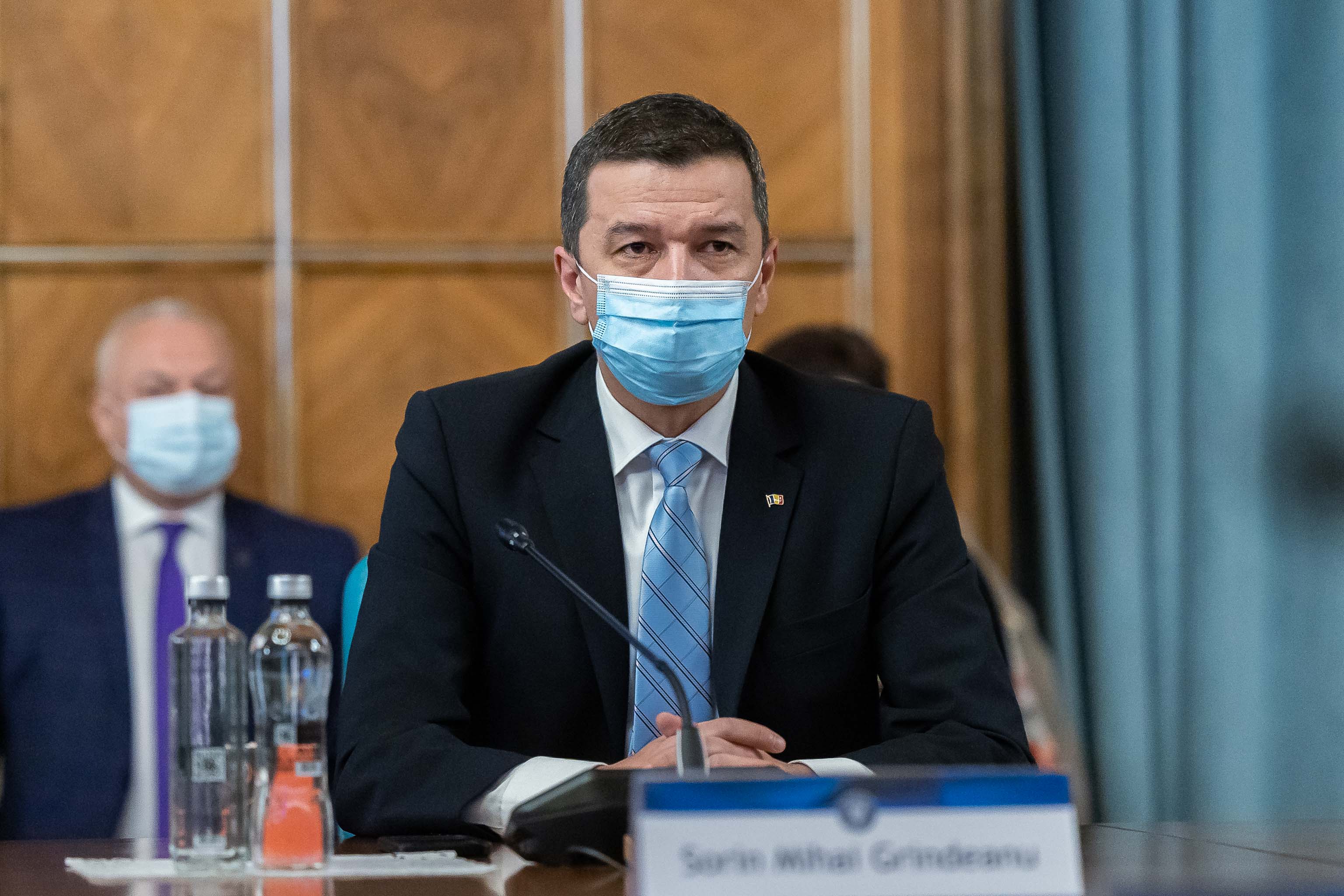 Acuzații între Grindeanu și Drulă, pe Facebook. „Domnul Drulă a lăsat zero kilometri de autostradă deschişi”