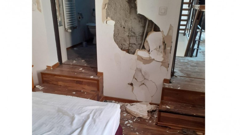 O pensiune din București a fost distrusă de un grup de tineri, de Revelion. Au spart pereții și au aruncat televizorul de la etaj