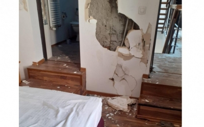 O pensiune din București a fost distrusă de un grup de tineri, de Revelion. Au spart pereții și au aruncat televizorul de la etaj
