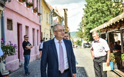 Boc: Bucureştiul să păstreze atributul de legiferare şi control, administrarea să aibă loc la nivel local