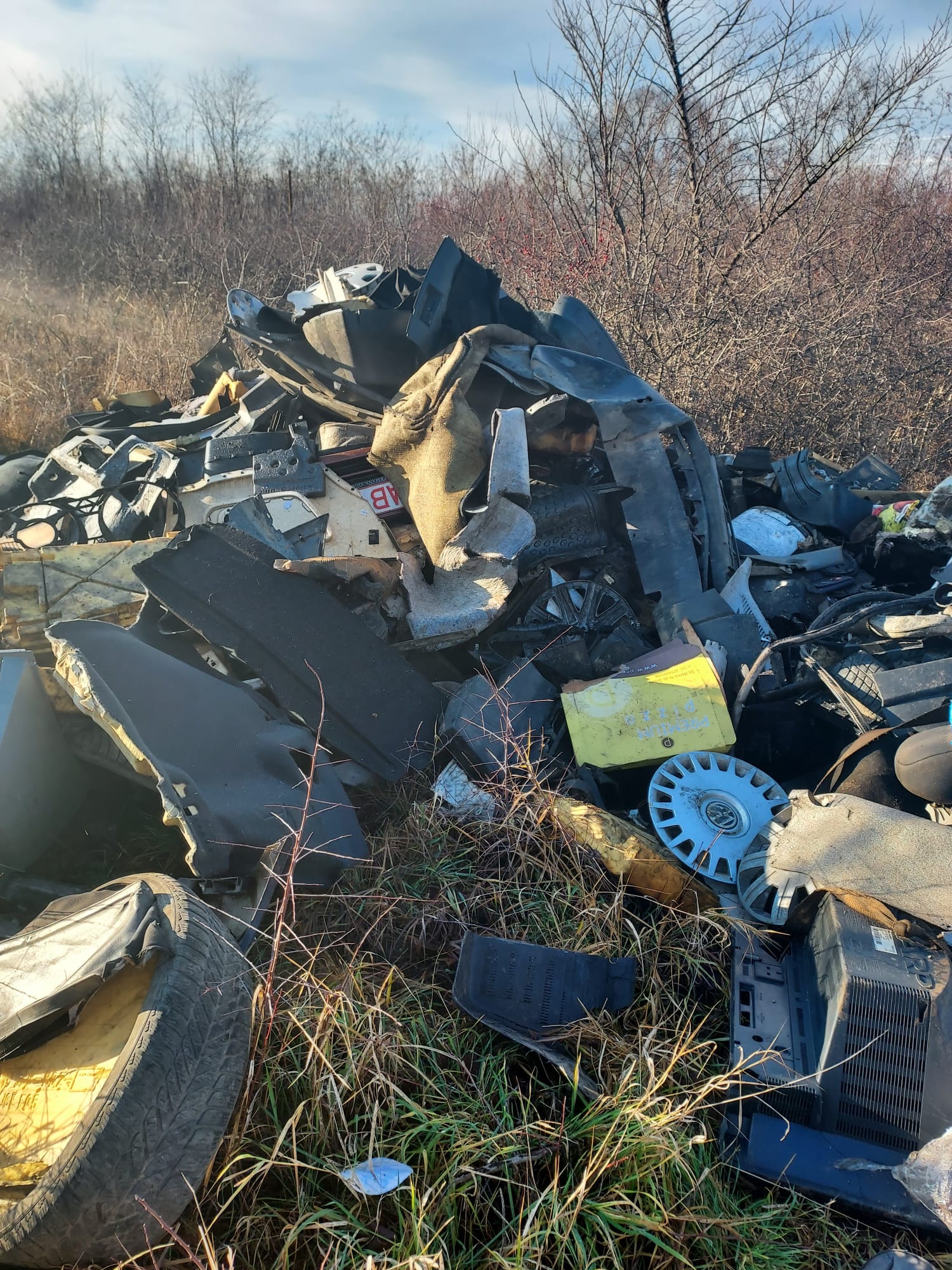 FOTO – Câmpurile Sibiului, groapă de gunoi pentru vecini: Mașini dezmembrate în Alba, aruncate și incendiate în județul Sibiu