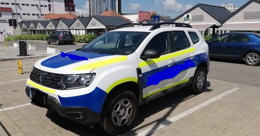 Mașina firmei sibiene confundată cu mașina poliției nu mai arată la fel. Dosarul penal este în curs de finalizare