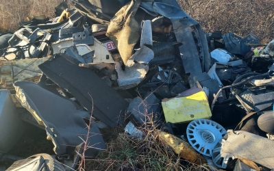 FOTO – Câmpurile Sibiului, groapă de gunoi pentru vecini: Mașini dezmembrate în Alba, aruncate și incendiate în județul Sibiu