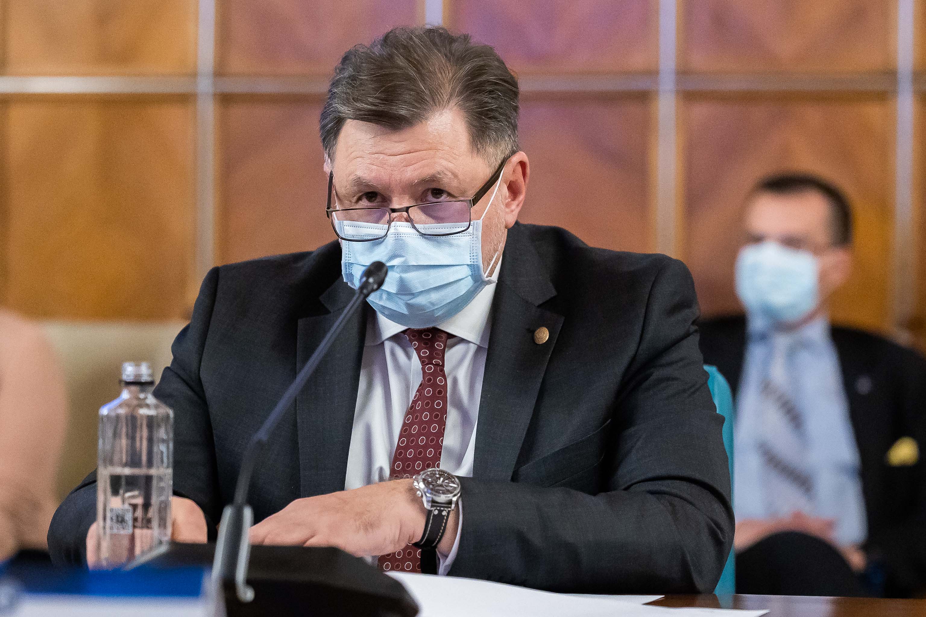Rafila: Nu există niciun fel de impunere a utilizării unor măşti scumpe. Despre sancțiuni: nu ne-am gândit la ce ar putea păți...