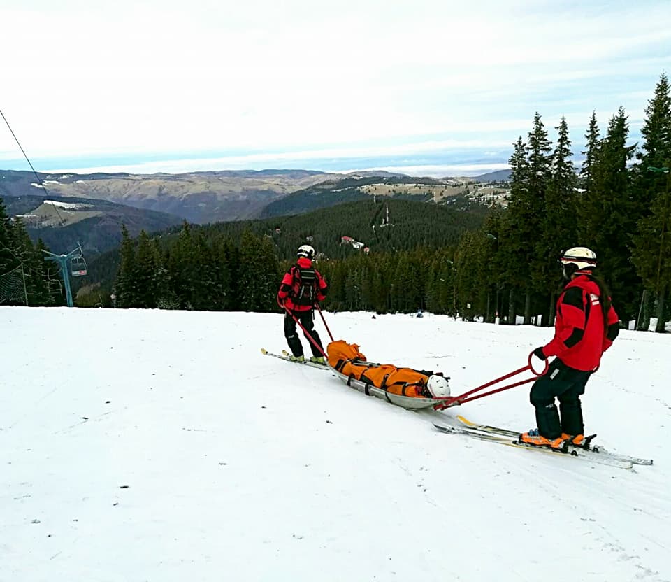 Cele mai multe accidente la care au intervenit salvamontiștii sibieni au avut loc pe pârtiile de schi