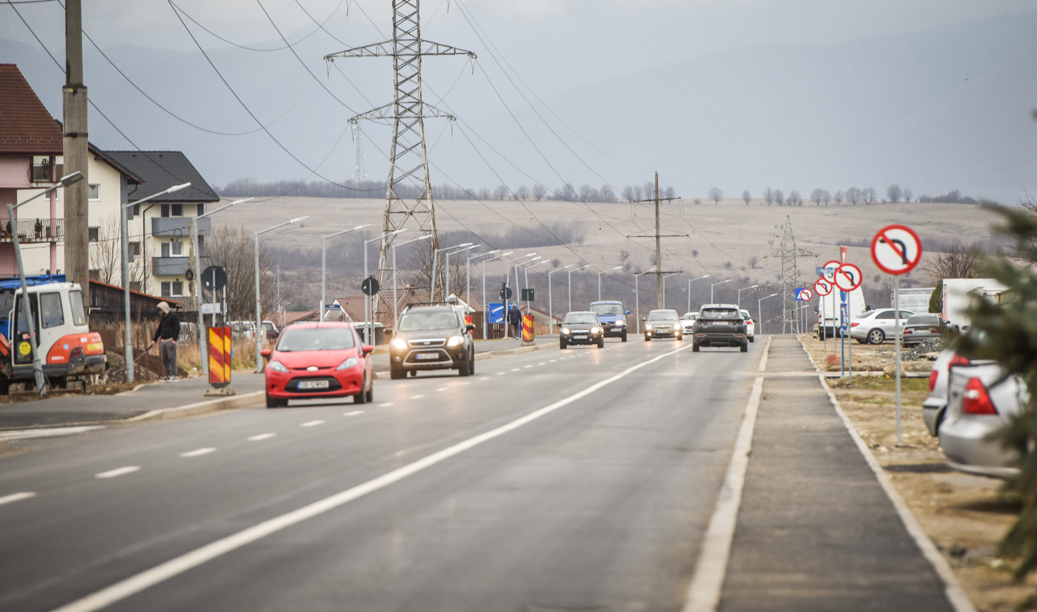 VIDEO Șoferii care ignoră linia continuă de pe Calea Cisnădiei: „Circulă ca pe câmp”