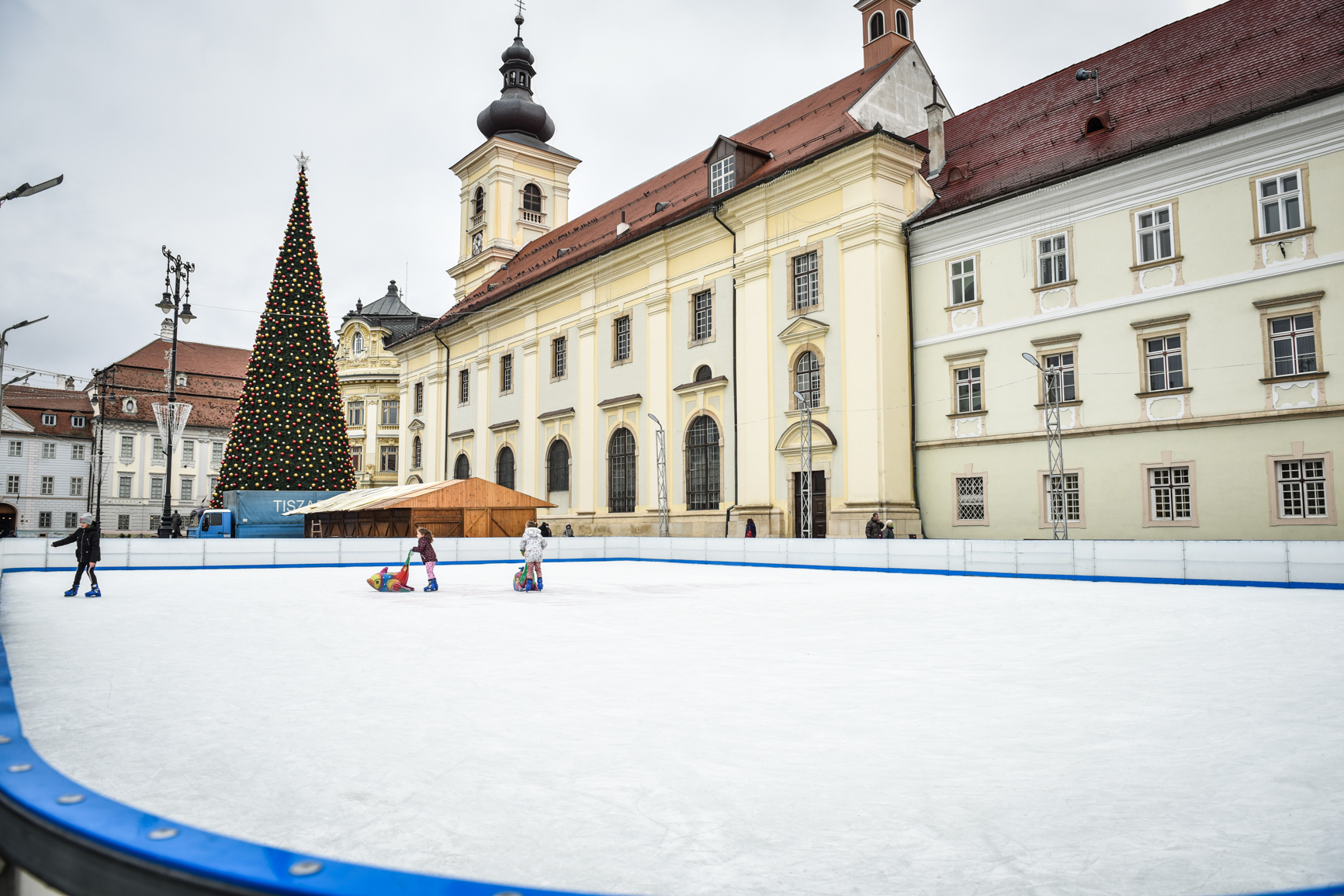 Patinoarul din centrul Sibiului se închide la finalul săptămânii. „Numărul patinatorilor s-a înjumătățit față de anii trecuți”